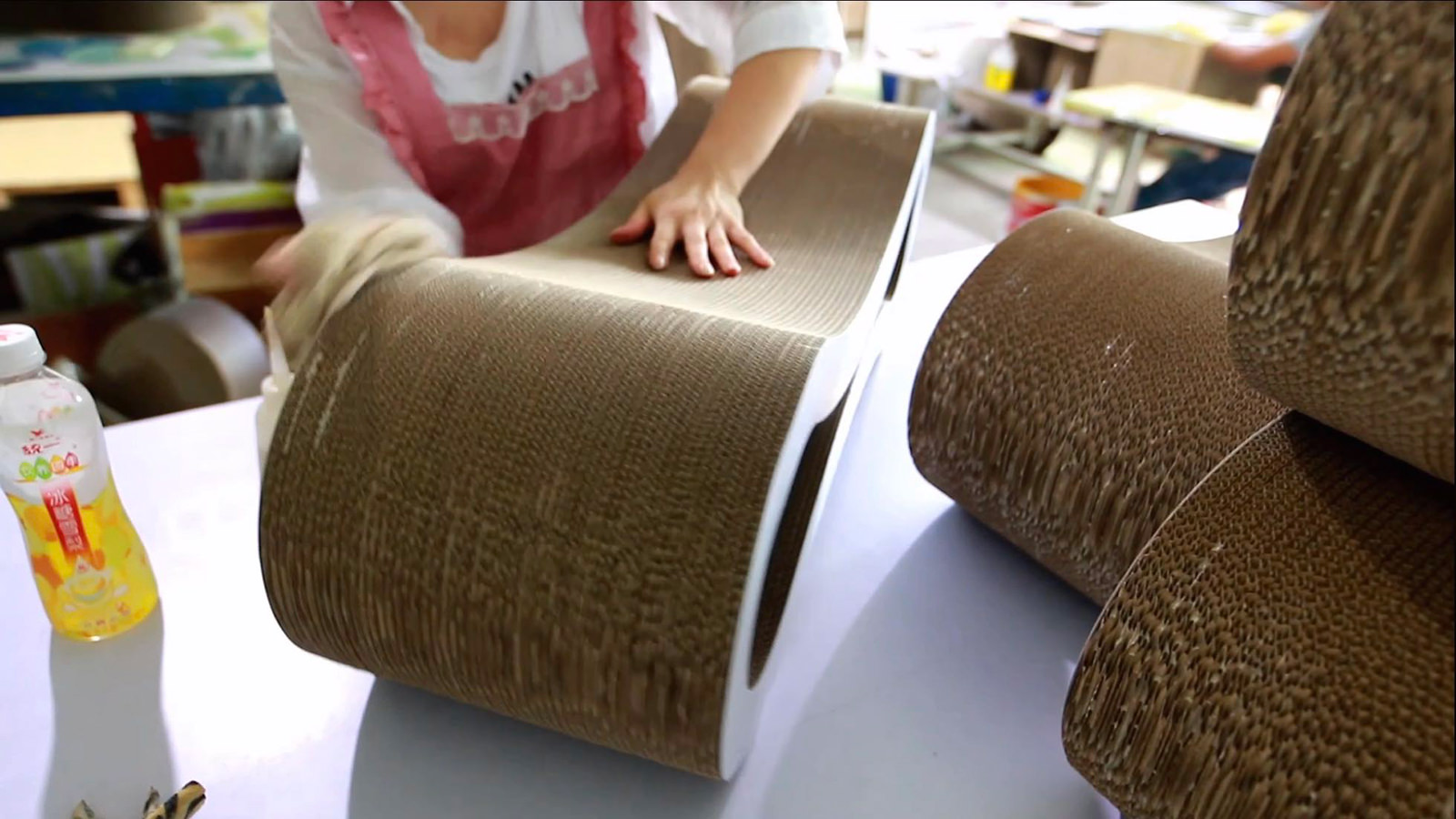 Custom cardboard cat scratcher production