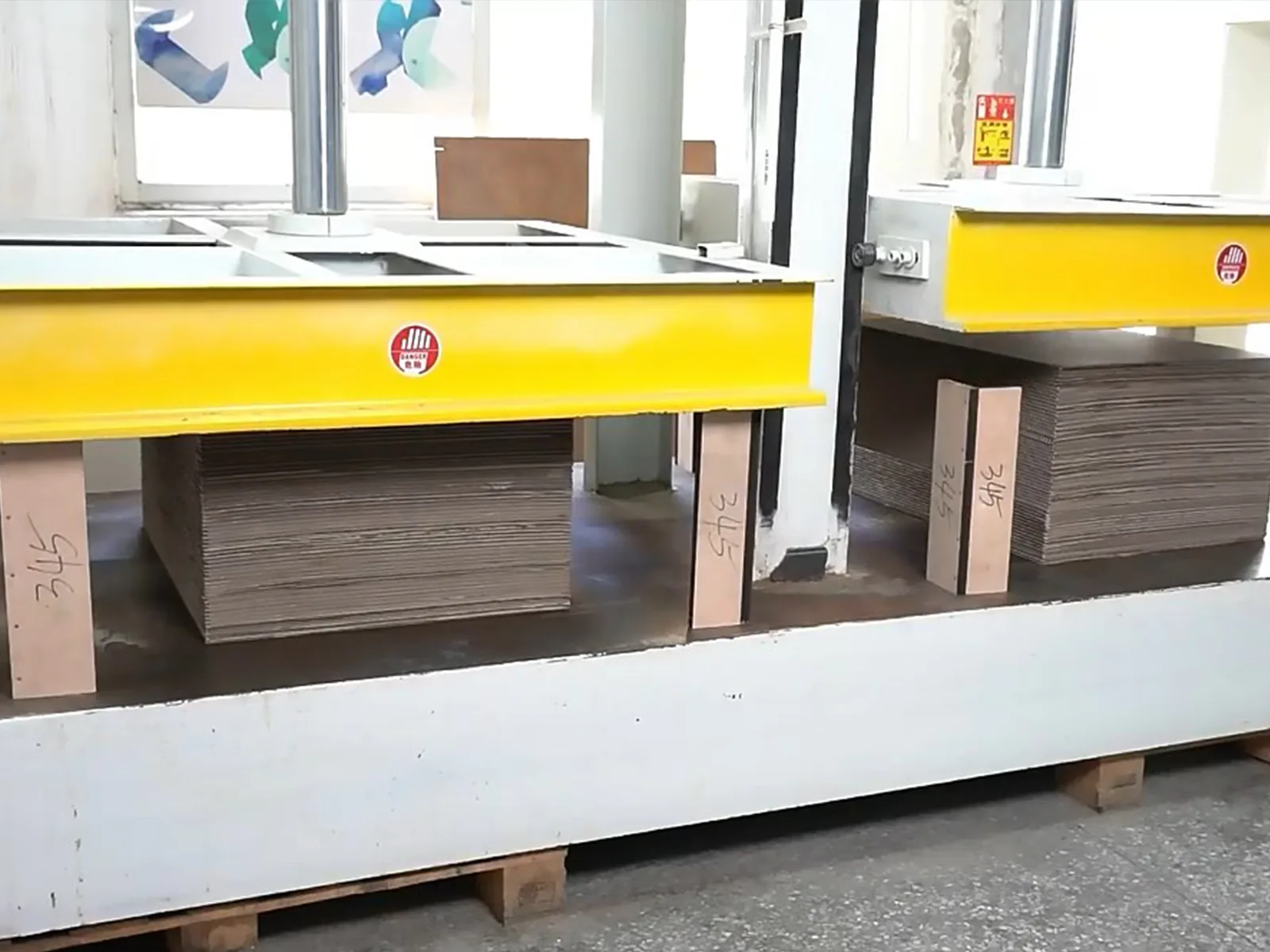 Pressing laminated cardboard boards